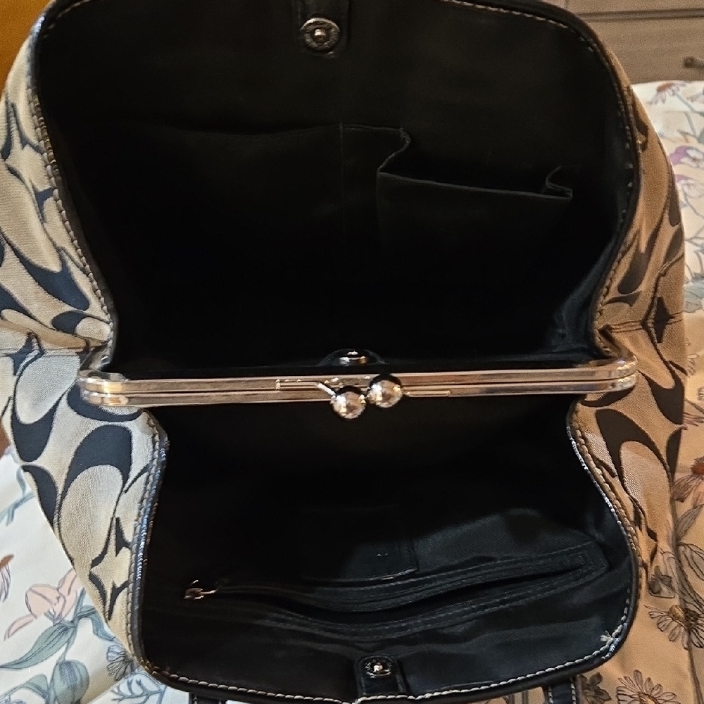 Coach Black and Cream Signature Shoulder Bag with Kisslock - Picture 4 of 10